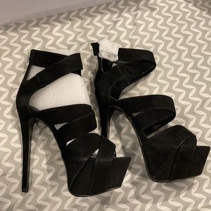 New in box Steve Madden black suede heels 8
